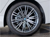 【BMWアロイホイル】軽量かつ強度に拘ったアロイホイル。走行性能ポテンシャルを引き出す設計。車の足元を引き締めてくれる大きなポイントはアロイホイルです。
