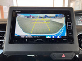 画面には車両後方の映像と目安となるガイド線が表示され、駐車時の周囲確認をサポートします。画面脇に操作ボタンがまとまり、必要な表示への切り替えもしやすい構成です。