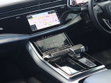 内装はシンプルに使い勝手を考え作られています。お車を運転する感覚をダイレクトに体感して頂けます。室内も広くロングドライブにも快適にお過ごしいただけます。
