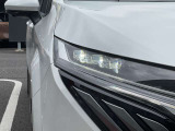 LEDヘッドライトはハロゲンランプの約2倍の光量で明るく遠くを照らし、夜間走行時の視認性を高めます。さらに長寿命や省電力、スタイリッシュな印象も際立たせます。