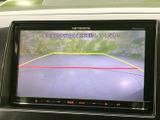 後方の映像にガイド線が表示され、駐車時に車両後方の状況を確認する際に役立ちます。画面を見ながら周囲にも気を配れるため、駐車操作をサポートします。