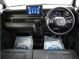 運転にかかわる様々な操作を安全に行えるように視点移動が少なく、操作性に配慮されたスイッチ類が凝縮されたコクピットです。