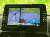 後方の映像に加えて車両周辺を確認できる表示があり、駐車時の位置合わせをサポートします。画面上のガイド表示も目安にでき、狭い場所で後退する際に心強い装備です。