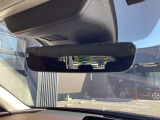 ルームミラーの縁取りをなくしてスッキリとしたデザインのフレームレス自動防眩ルームミラー