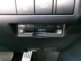 ETC車載器を装備しています。高速道路の料金所もストレスなく通行できます。すっきりとしたビルトインタイプですよ。