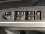 パワーウィンドのスイッチです。運転席に座りながら、助手席や後席の窓を開け閉めできるので大変便利ですよ。