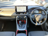 運転席から前方を見渡しやすいレイアウトで、メーターや画面も視線を移しやすい位置に配置。シートまわりはすっきり整い、毎日の乗り降りも心地よくお使いいただけます。