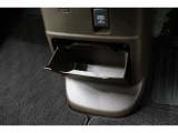 運転席と助手席の間にセンターロアボックスがあります!