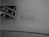 ◆助手席エアバッグ◆SRSエアバッグは、シートベルトだけでは防ぎきれない衝突時の衝撃から乗員を守るための安全装置。衝突時に瞬時に膨らみ、頭部や胸部がダッシュボードに直接衝突するのを防ぎます。