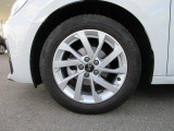 全車両に標準装備の純正アルミホイールは、純正ならではのバランスの良いデザインと、走行安定性をお楽しみ頂けます。