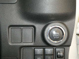 スマートキーを携帯していればキーを取り出さずにドアを施錠&解錠。クルマの始動も可能です。