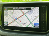 地図上に現在地周辺の道路や施設名が表示され、目的地までの道順確認に役立ちます。道路状況を色分けで確認できる表示もあり、初めて訪れる場所への移動をサポートします。