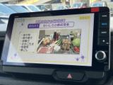 テレビ番組を画面で視聴でき、停車中の待ち時間を過ごす際にも便利です。番組の内容が見やすく表示されており、映像を楽しみたいときに活用できる装備として重宝します。