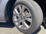 純正18インチアルミホイールでスタイルバッチリ!215/55R18タイヤです