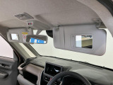 【サンバイザー】車内で身だしなみを整えるためのバニティミラー付き♪お化粧直しや髪型のチェックに活用できます。
