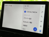 ナビや音楽、電話などの項目を画面上で選べるマルチメディアシステムです。設定メニューも表示され、車内で使う機能をひとつの画面から確認しやすい構成です。