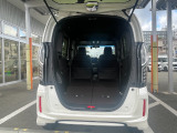 リアシートを倒せば荷室が広がり、大きな荷物もスムーズに積み込めます。