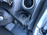 プッシュプル収納型の運転席・助手席ドリンクホルダー。近くて便利。エアコンの風でほんの少し温度をkeepも