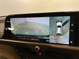 【パノラミックビューモニター】映像で、見づらい車両周辺の確認をアシスト。クルマを真上から見ているような映像を表示。 運転席から確認しにくい車両周囲の状況を把握。