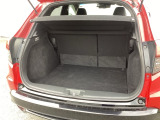 トランクの広さは、どうです、たくさんの荷物が積めますよ。トノカバー付き。荷室のプライバシーを守ってくれます。見た目もスッキリ、防犯性も高まります。