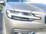 【LEDヘッドライト】ハイビームを先行車や対向車にあてず、その両サイドではハイビーム照射を維持。見える範囲が段違いに広くなりました。北欧神話に登場するトールハンマーをモチーフにデザイン。