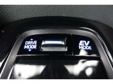 【ecoモード・EVモード切替スイッチ】燃費を重視した【ecoモード】や夜間や早朝・住宅街などでご使用いただくことが多い【EVモード】に切り替えるときには運転席横のスイッチを使用します。