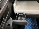 【助手席ドリンクホルダー】使いやすさに配慮したドリンクホルダー