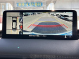 後方の映像に加え、車両周辺を上から見た表示も確認できます。駐車時や後退時に周囲の状況を把握しやすく、画面のガイド表示も位置合わせの目安になります。