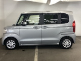 狭い駐車場でも、スライドドアならチャイルドシートへのお子さまの乗降や荷物の積載もスムーズ。とても便利な【助手席側。電動スライドドア】ドアハンドを少し引くだけでリアドアが自動開閉します。