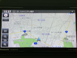 地図上に現在地や周辺の道路が表示され、行き先までの道順を確認する際に便利です。地名や道路の位置関係を画面で把握しやすく、慣れない場所へのお出かけもサポートします。