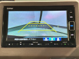 リバースギアに入れるだけで後方の表示へ切り替わります。夜間や雨の日の駐車も楽になりますよ。