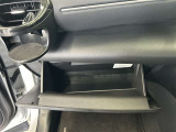 ちょっとしたところは収納ボックスにもなっています。車内はサイズも決まっているので、収納が少ないと思っているアナタ!ご安心ください。さまざまなところに収納が隠れているんです♪