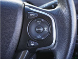 【アダプティブクルーズコントロール】ステアリングのスイッチを操作するとミリ波レーダーで先行車との距離を測定。設定を適切に保ちながら加速・減速、さらに停止まで自動に追従します。