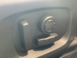 電動パワーシートですので運転中のシート調節も安全に行えます。微調整も可能ですのであなただけのドライビングポジションを実現します。