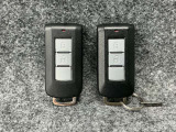 【インテリジェントキー】カバンやポケットに入れたままでもドアの施錠・開錠が可能なスマートキーを装備。スタートボタンのオン・オフ時もカギを取り出す必要がないからとっても便利です♪