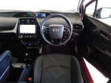 革巻き(合皮製)ステアリングで快適な操作性の運転席です。