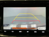 リバースギアに入れるだけで後方の表示へ切り替わります。夜間や雨の日の駐車も楽になりますよ。
