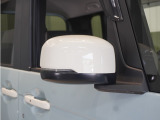 ◆ドアミラーウインカー◆ドアミラーにウインカーを装備しています。対向車に自身の進行方向を合図し安全に運転できます。