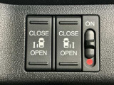 狭い所でも乗り降り楽々な両側電動スライドドアです!簡単にドアの開閉が出来る為女性やお年寄りにも優しく、荷物で手が塞がった時なども大変便利です!