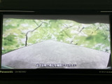 周囲の状況を画面で確認できるモニターを備え、駐車時などの目視確認を補助します。画面の表示を参考にしながら、車両周辺を確かめる場面で役立つ便利な装備です。