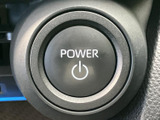 電源マークのある押しやすいボタンが周囲のパネルに収まり、必要な操作を見つけやすい配置です。停車中に車載画面で映像やテレビを視聴する際も、電源操作がわかりやすく便利です。