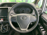 【純正革巻きステアリング】上質な革を使用することで、手にしっかり馴染みとても運転しやすいハンドルです♪
