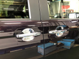 【ドアハンドル】Hondaスマートキーを携帯し、ロックボタン、ドアハンドルを操作することで施錠や解錠ができます。