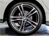 BMW純正アルミホイールです。納車時にはアルミホイールコーティングも承っております!是非ご検討下さいませ。