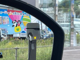 ブラインドスポットモニターは、左右斜め後ろを平行して走る車を認識し、車線変更の際に危険を察知するとドライバーへ警告を促します。夜・雨・トンネル内など走行時の環境が悪い時ほど便りになる機能です!