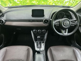 前席まわりはフロントガラスからの視界が広く、運転席と助手席の配置も見渡しやすい印象です。落ち着いた色合いのシートで、日々の移動も過ごしやすく感じられます。