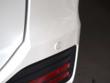 コーナーセンサーを車の前後に装備。障害物までの距離に応じて警告音を変えてお知らせ。縦列駐車時や駐車場・車庫などでの取り回しをサポートします。詳細は販売店スタッフまでお尋ねください。