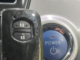 【スマートキー】カバンやポケットに入れたままでもドアの施錠・解錠が可能なスマートキーを装備。エンジンのオン・オフ時もカギを取り出す必要が無いからとっても便利です♪