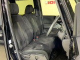 乗降がしやすい運転席。高さが調節できて小柄な方でも運転しやすいポジションをとることができます。
