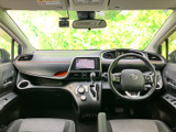 前席からはフロントガラス越しに広く前方を見渡せ、運転席と助手席の空間もすっきりしています。シートや足元まわりは落ち着いた色合いで、乗り込む方を迎える清潔感のある室内です。